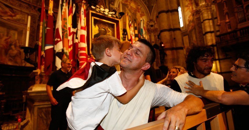 Michele Fiorini dopo la vittoria del Palio di Siena della Contrada Priora della Civetta