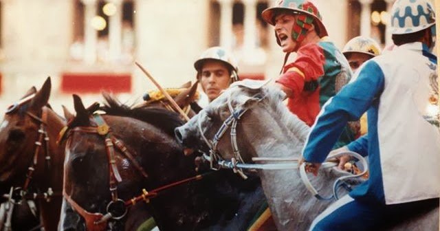 Andrea Chelli detto Mistero, fantino della Contrada del Drago nel Palio del 16 agosto 1993