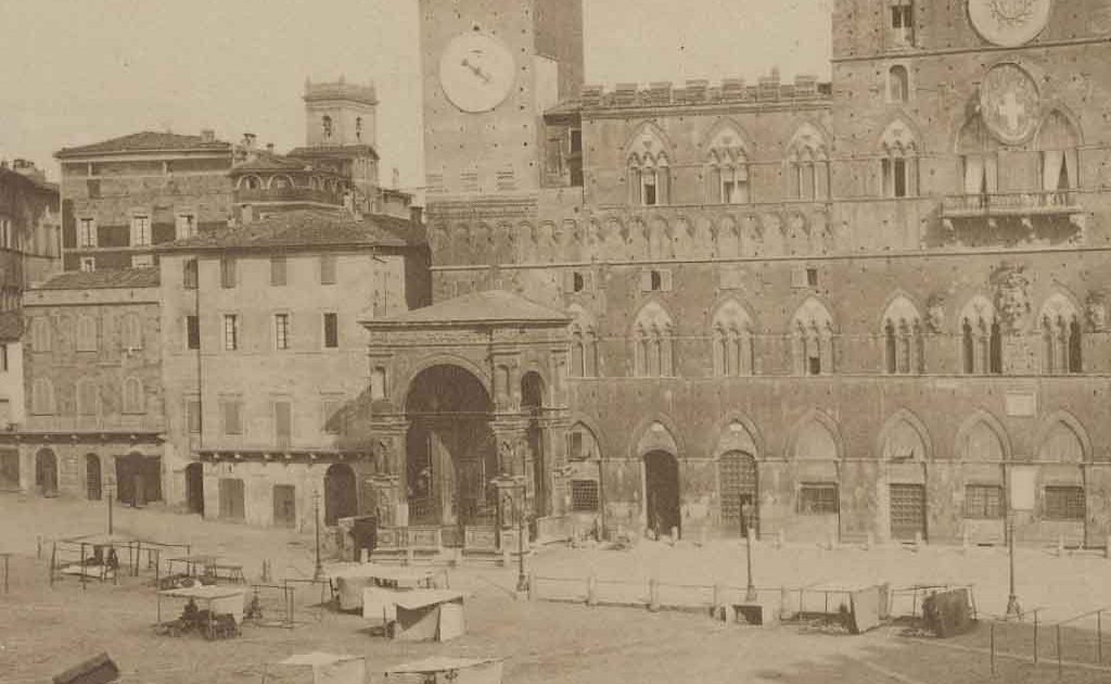 I vecchi Colonnini alla Cappella di Piazza del Campo a Siena prima del 1868 - Copyright ilpalio.org - Tutti i diritti riservati