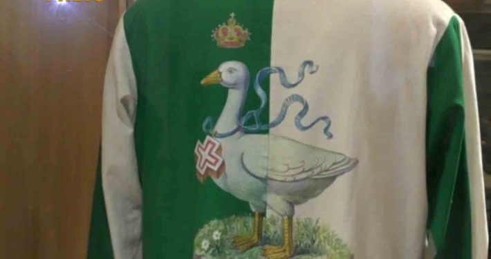 Ecco il giubbetto con cui Angelo Meloni detto Picino vinse uno dei quattro Palii per la Nobile Contrada dell'Oca