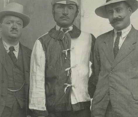 Aneglo Meloni detto Picino con il giubbetto della Nobile Contrada dell'Oca