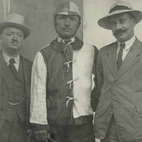 Aneglo Meloni detto Picino con il giubbetto della Nobile Contrada dell'Oca