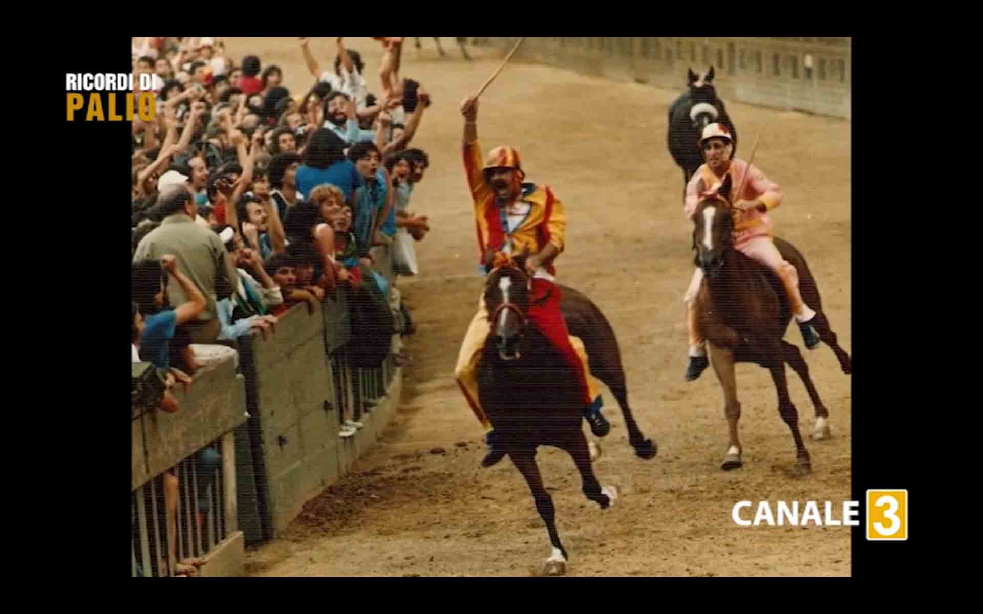 Massimo Alessandri detto Bazzino durante il Palio del 16 agosto 1982 su Panezio taglia il traguardo e vince per la Contrada della Chiocciola