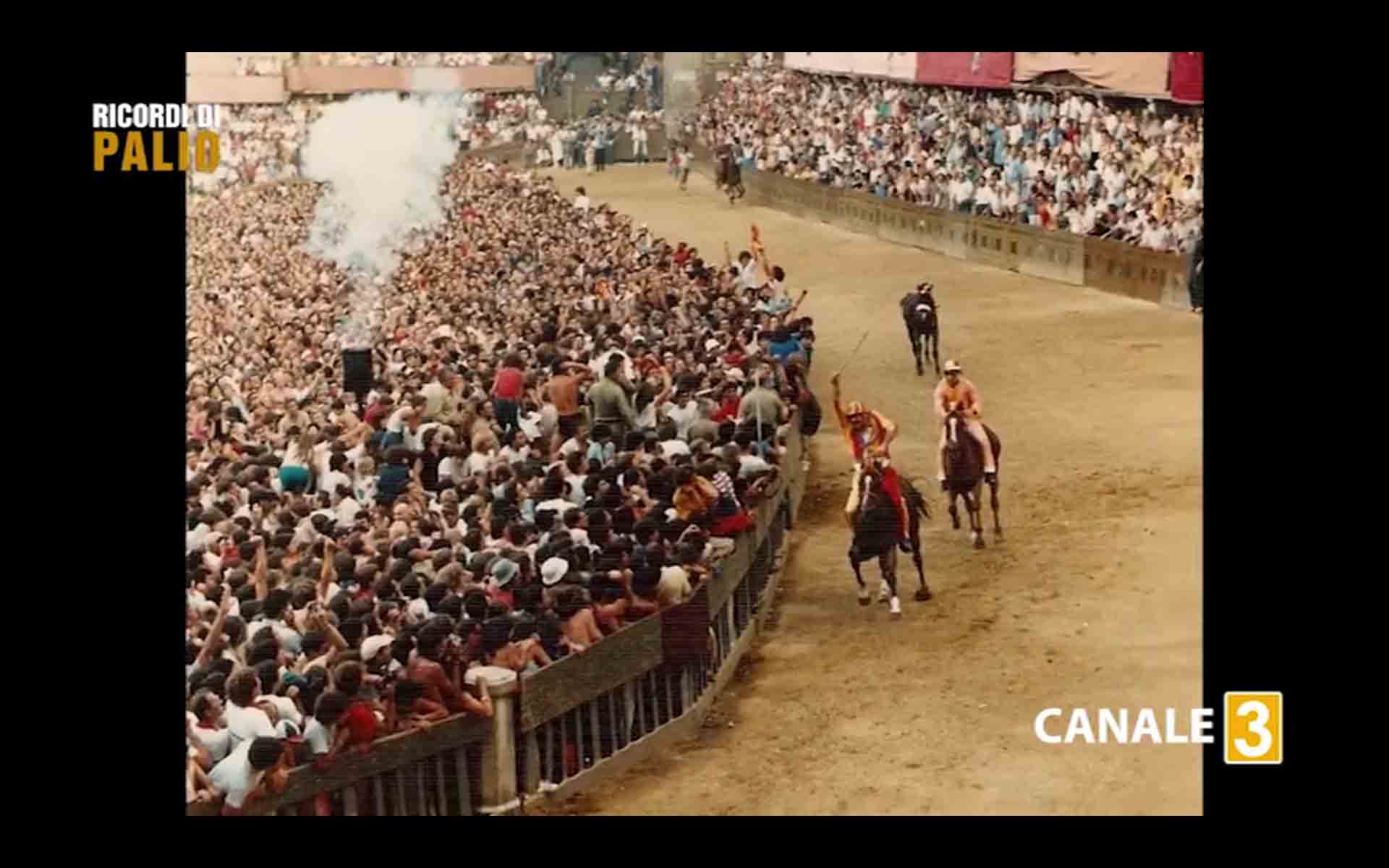 Massimo Alessandri detto Bazzino durante il Palio del 16 agosto 1982 su Panezio taglia il traguardo e vince per la Contrada della Chiocciola