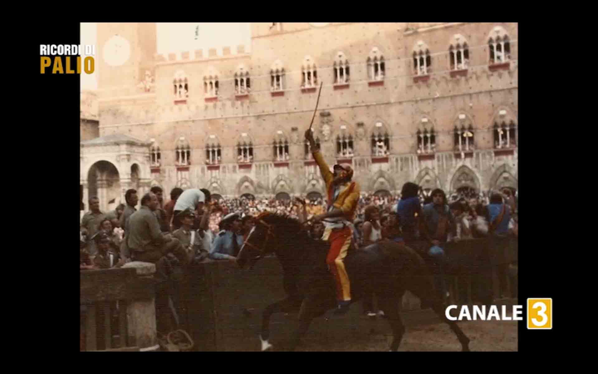 Massimo Alessandri detto Bazzino durante il Palio del 16 agosto 1982 su Panezio taglia il traguardo e vince per la Contrada della Chiocciola