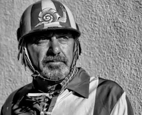 Massimo Alessandri detto Bazzino ha rimesso il giubbetto della Contrada della Chiocciola con il quale vinse il Palio di Siena del 16 agosto 1982