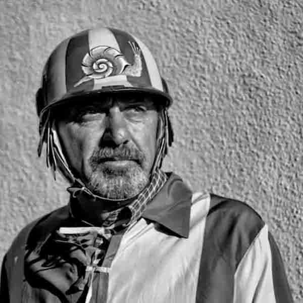 Massimo Alessandri detto Bazzino ha rimesso il giubbetto della Contrada della Chiocciola con il quale vinse il Palio di Siena del 16 agosto 1982