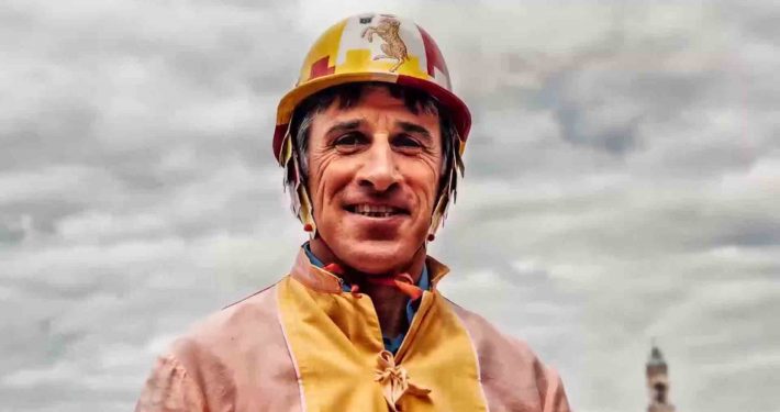 Giuseppe Pes detto Il Pesse con il giubbetto della Contrada di Valdimontone