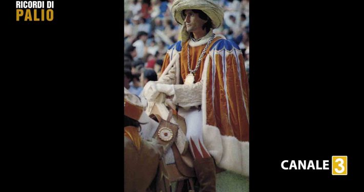 Silvano Vigni detto Bastiano con la montura della Contrada del Leocorno durante la Passeggiata Storica del Palio vittorioso del 3 luglio 1983