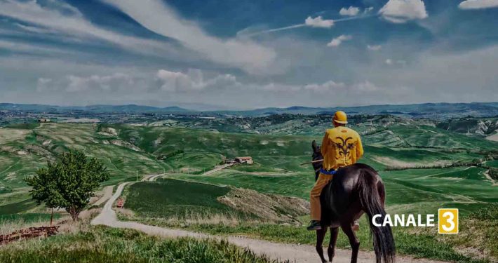 Silvano Vigni detto Bastiano durante la nostra rievocazione di "Ricordi di Palio" con il giubbetto della Nobile Contrada dell'Aquila a Vèscona