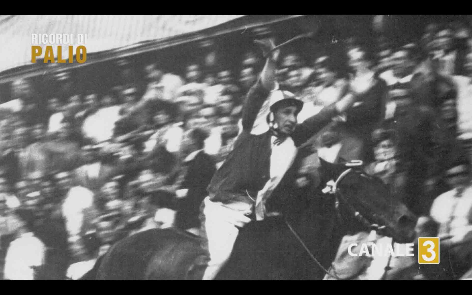 Saro Pecoraro detto Tristezza all'arrivo del Palio Straordinario 1967
