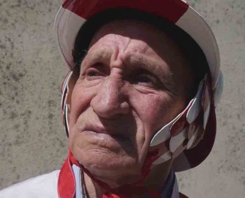 Saro Pecoraro detto Tristezza col giubbetto e lo zucchino della Imperiale Contrada della Giraffa con cui vinse il Palio Straordinario 1967