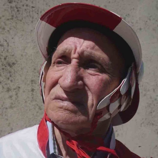 Saro Pecoraro detto Tristezza col giubbetto e lo zucchino della Imperiale Contrada della Giraffa con cui vinse il Palio Straordinario 1967