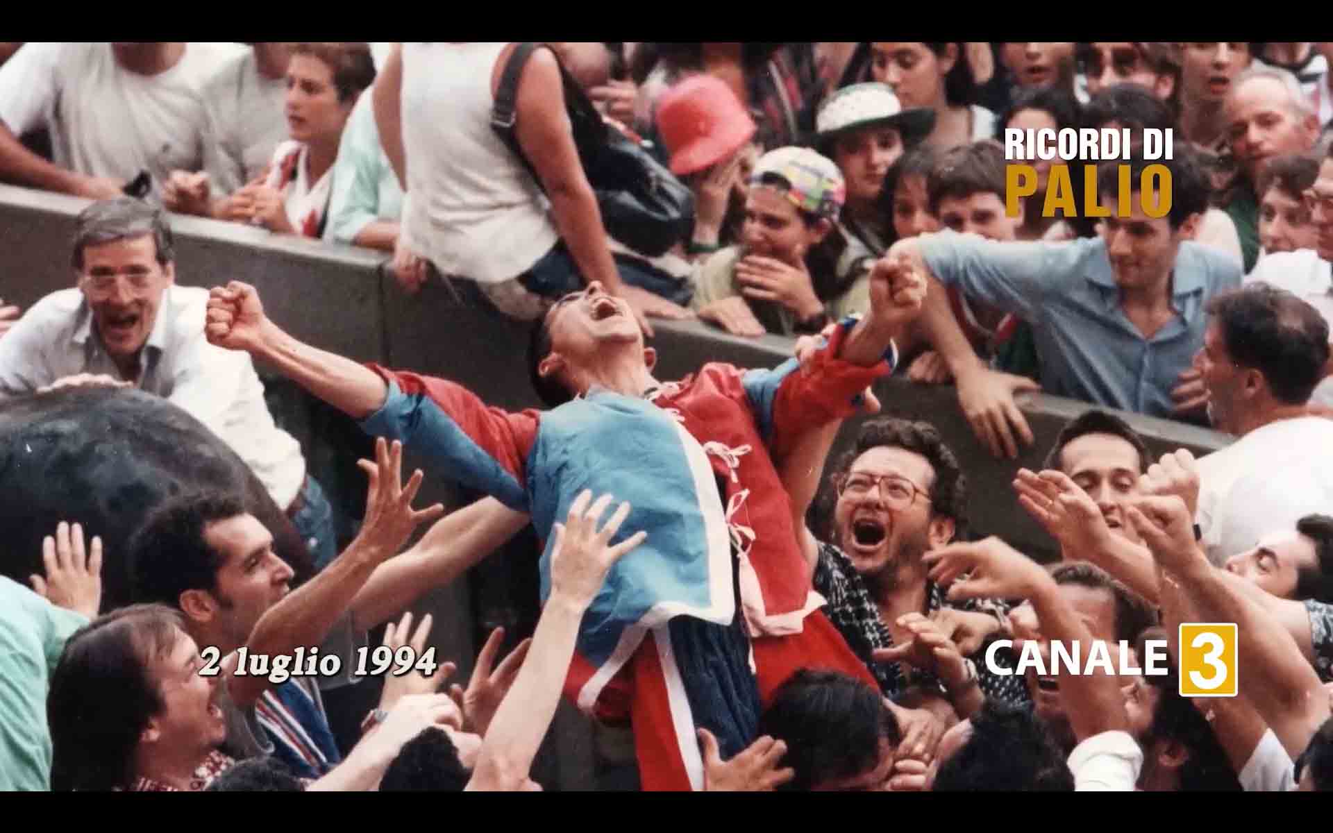Massimo Coghe detto Massimino portato in trionfo dopo il Palio del 2 luglio 1994