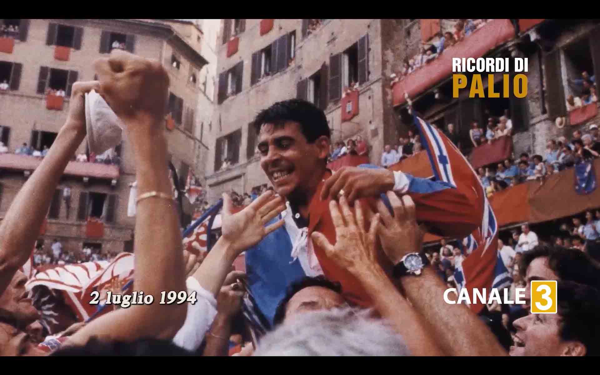 Massimo Coghe detto Massimino vittorioso portato in trionfo dopo il Palio del 2 luglio 1994