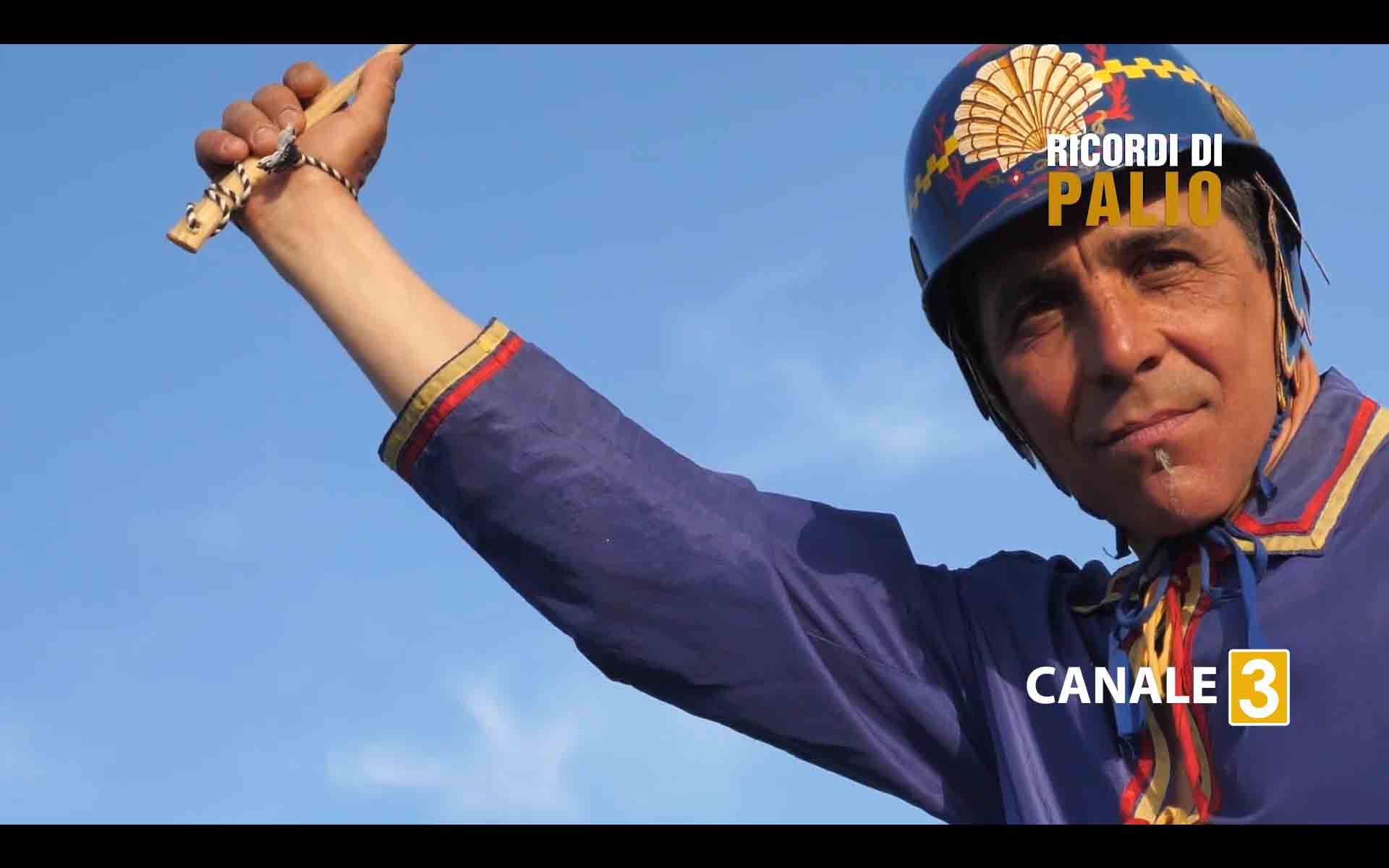 Massimo Coghe nel corso della puntata di Ricordi di Palio ha reindossato il giubbetto e lo zucchino con cui vinse nel Nicchio