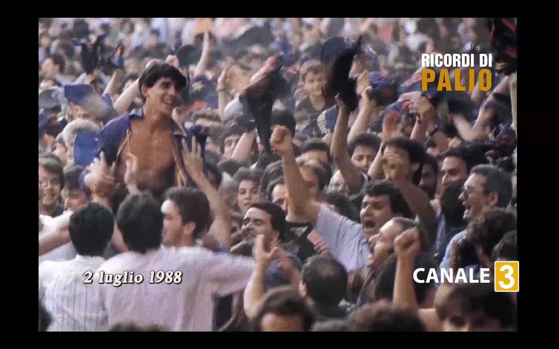 Massimo Coghe vittorioso dopo il Palio del 2 luglio 1988 nel Nicchio