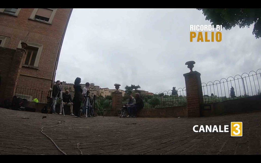 Michele Fiorini e il Gruppo di Ricordi di Palio durante le riprese della puntata su Bonito da Silva nella Contrada della Selva