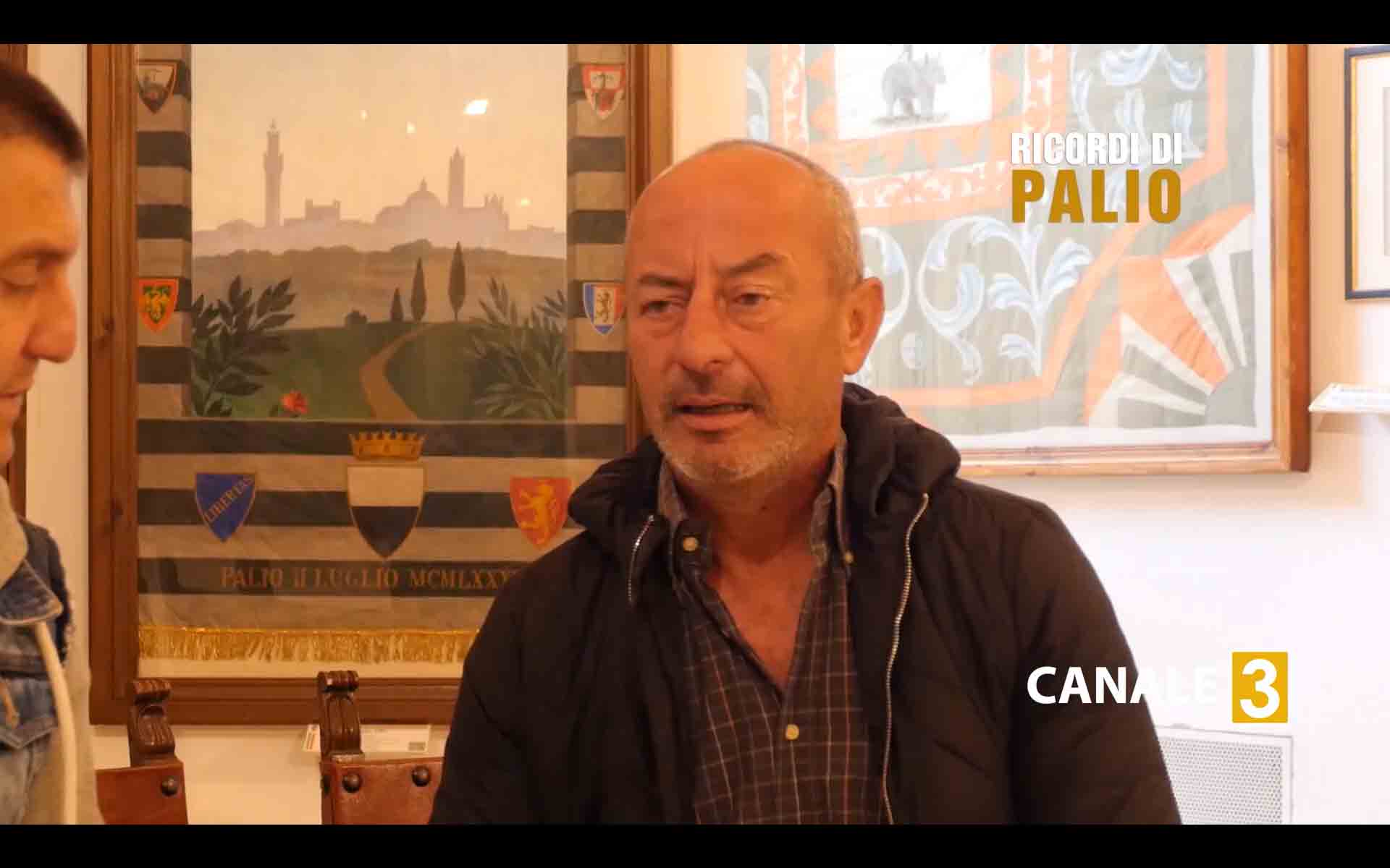 Un bellissimo primo piano di Bonito da Silva durante la puntata di Ricordi di Palio, con Michele Fiorini che si intravvede sulla sinistra