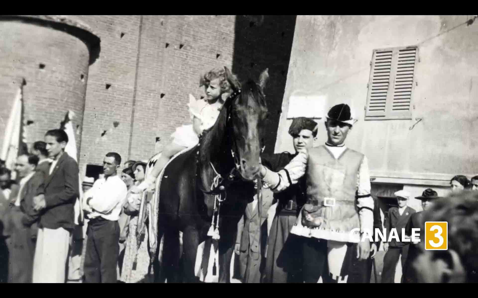 marisa bertini da bambina sul cavallo Folco che vinse per la Contrada della Lupa il 2 luglio 1937