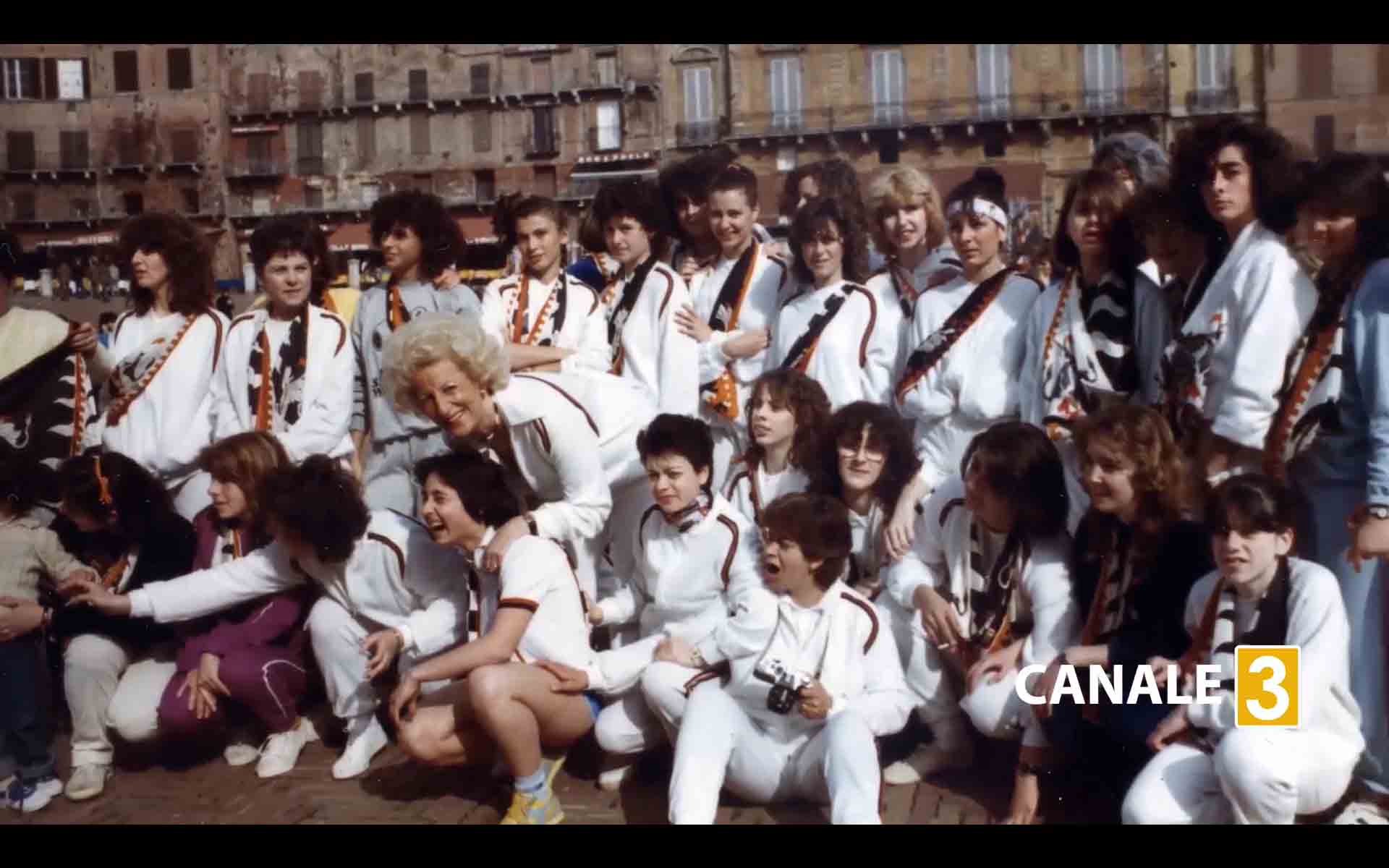 marisa bertini e il gruppo delle donne della contrada della lupa