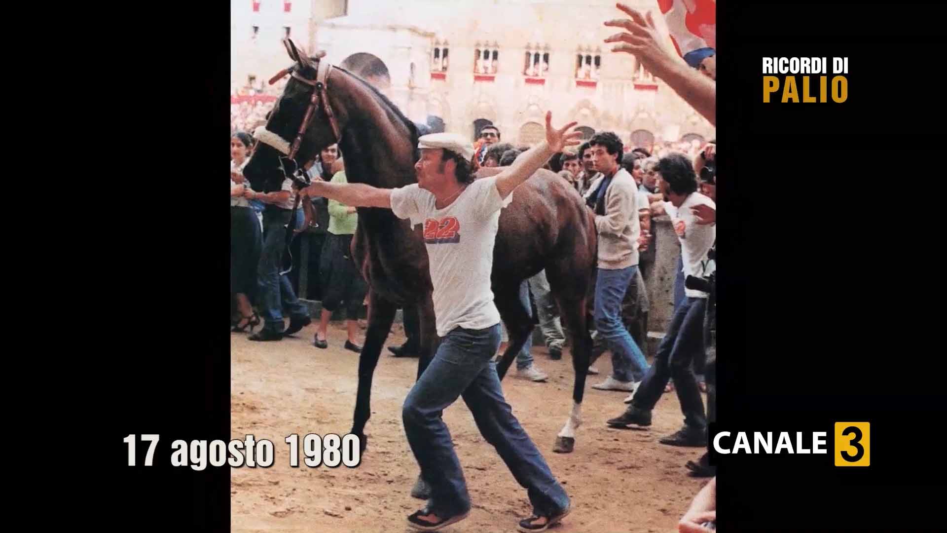 Luciano Chiti Vittorioso dopo il Palio del 17 agosto 1980 con Uana de Lechereo