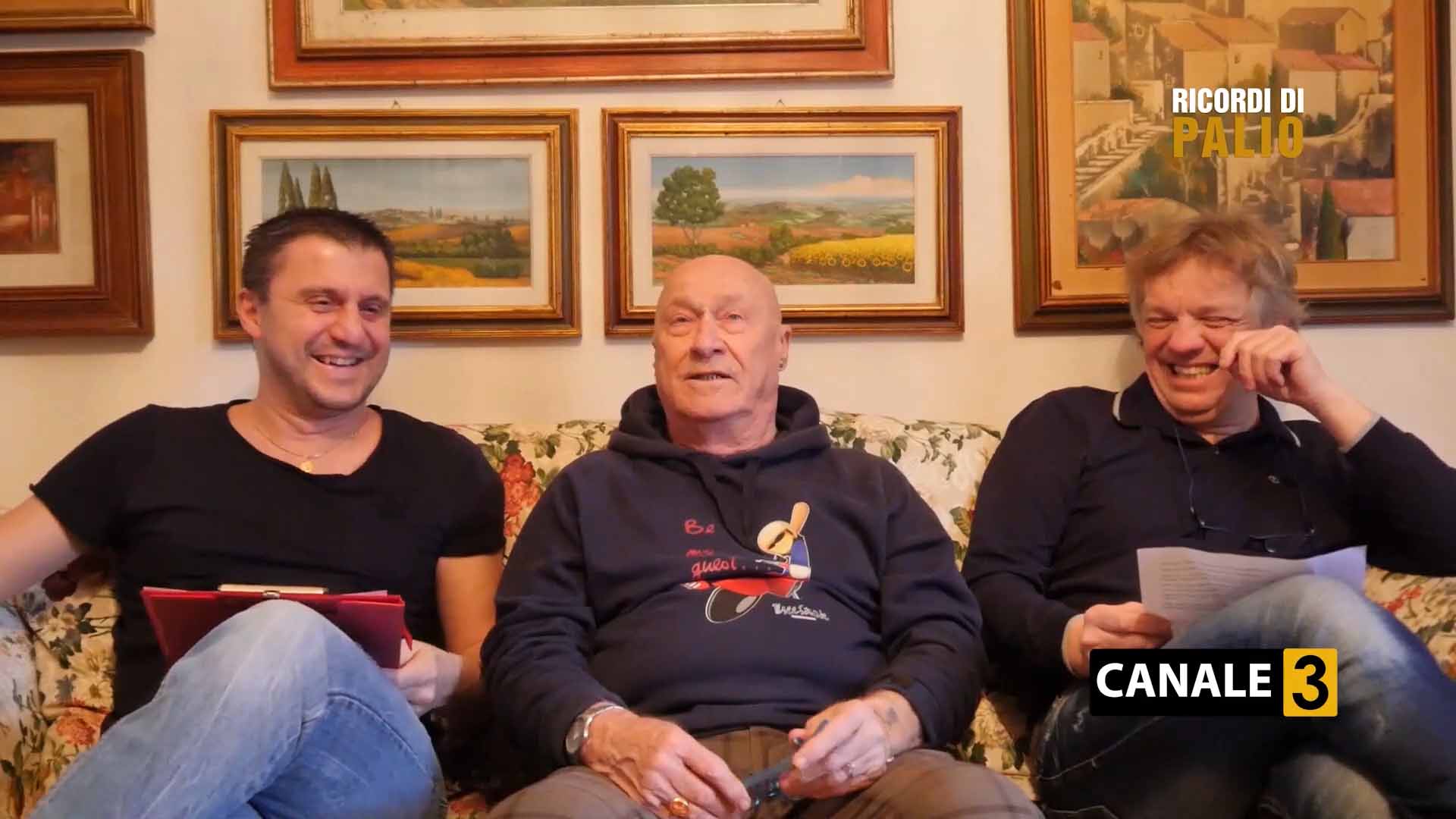 Luciano Chiti con Michele Fiorini a sinistra e Massimiliano Senesi a destra nel corso della registrazione della Puntata di "Ricordi di Palio"