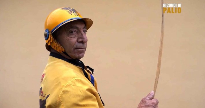 Adolfo Manzi detto Ercolino col giubbetto della Nobile Contrada dell'Aquila durante la puntata di Ricordi di Palio