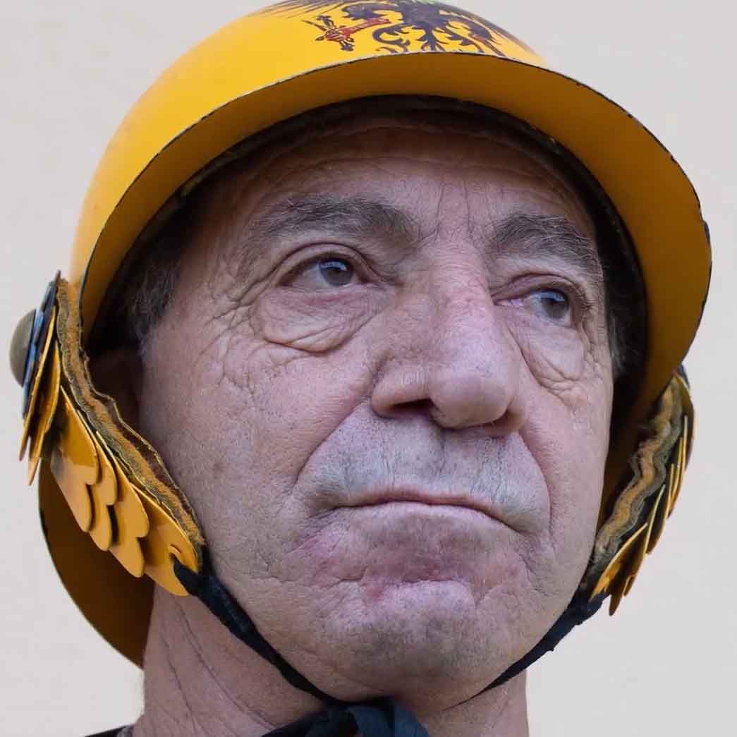 Adolfo Manzi detto Ercolino col giubbetto della Nobile Contrada dell'Aquila durante la puntata di Ricordi di Palio