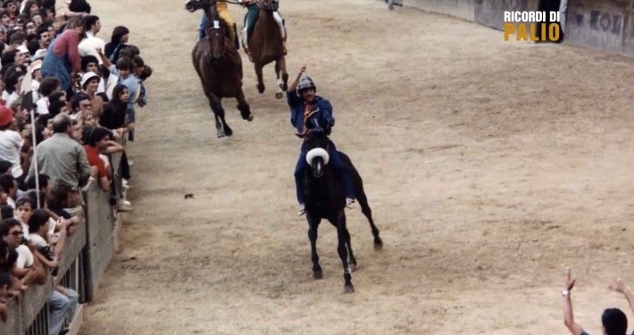 Adolfo Manzi detto Ercolino dopo la Vittoria del Palio del 16 agosto 1981
