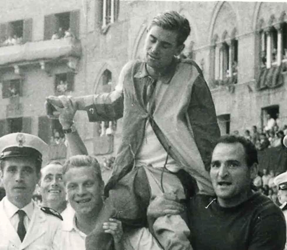 Antonio Trinetti detto Canapetta portato in trionfo dopo la Vittoria del Palio del 17 agosto 1966 con la Contrada della Chiocciola