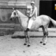Giorgio Terni detto Vittorino su Gaudenzia dopo la vittoria del Palio di Siena del 2 luglio 1954 per la Contrada dell'Onda, in posa davanti all'oratorio di Via Sant'Agata.